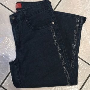 😘Adorable embellished blue jean capris😘
